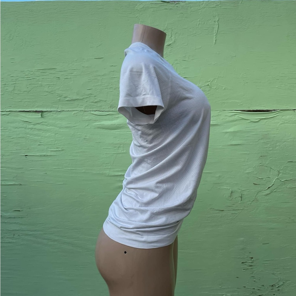 Lululemon Athletica Short Sleeve Tee in Classic White - Picture 3 of 6